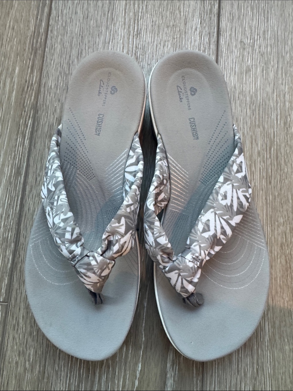 Clarks Cloudsteppers Gray Floral Cushioned Flip Flop Sandals